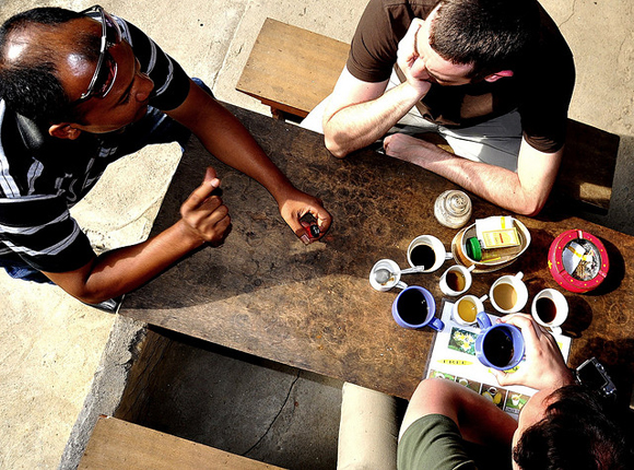 Personas charlando y tomando café