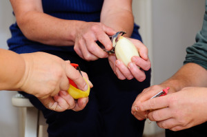 Personas pelando patatas