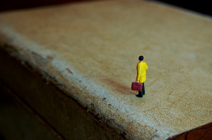 Figura en miniatura de hombre con maleta