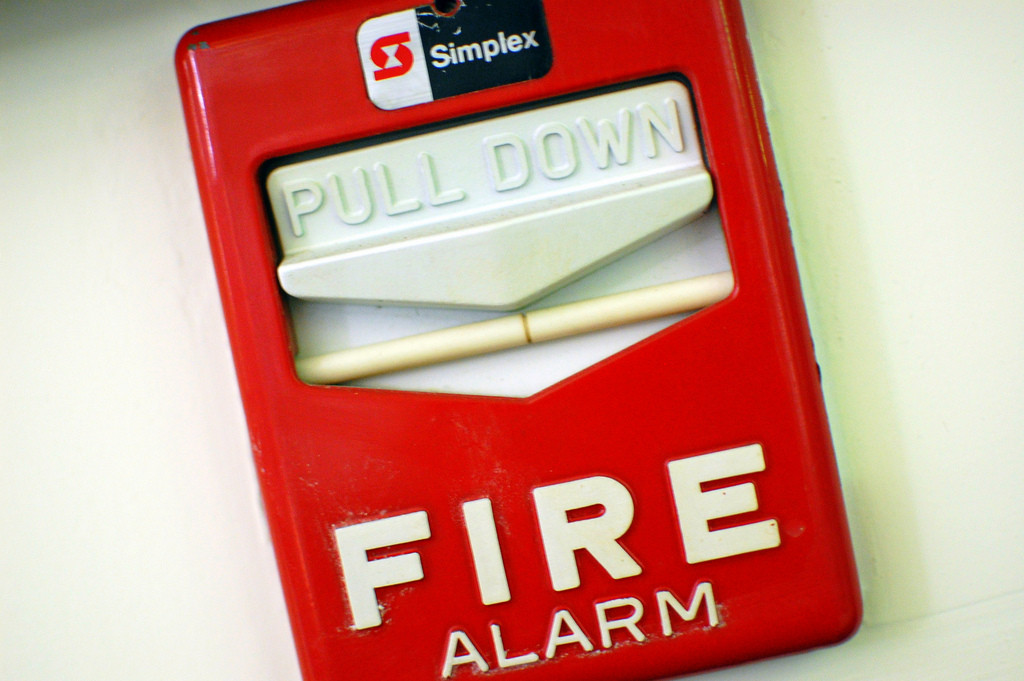 Alarma de incendios con llamada a la acción: Pull Down